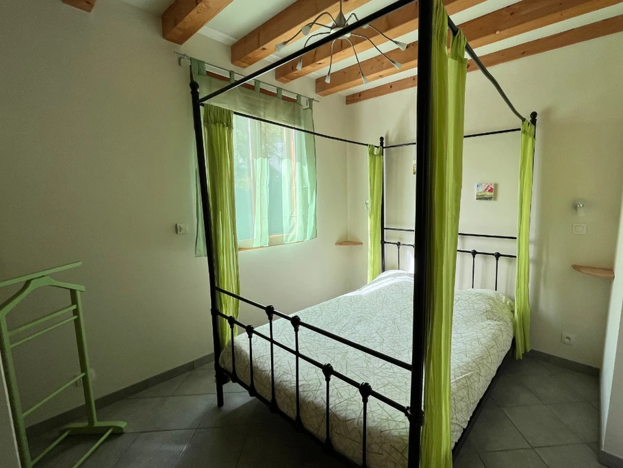 chambre du bas lit 140
