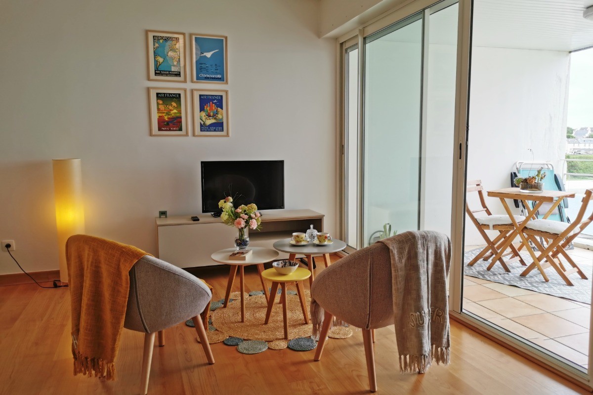 salon avec accès sur le balcon-terrasse
