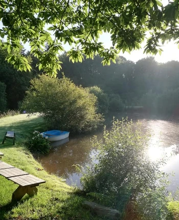 Plan d'eau avec barque