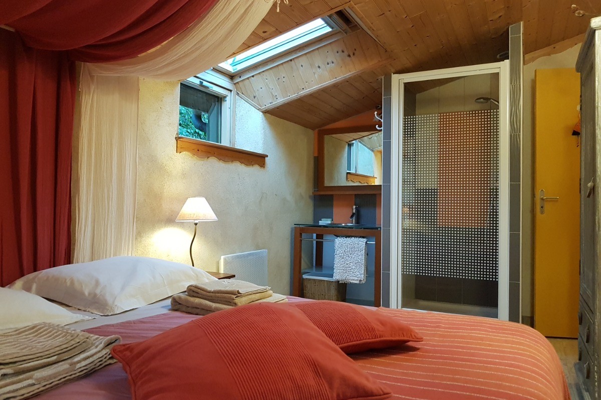 Chambre indépendante, spacieuse  et de plain-pied pour 2 personnes (lit queen size 160 x 200 cm) avec salle d'eau et rangements.