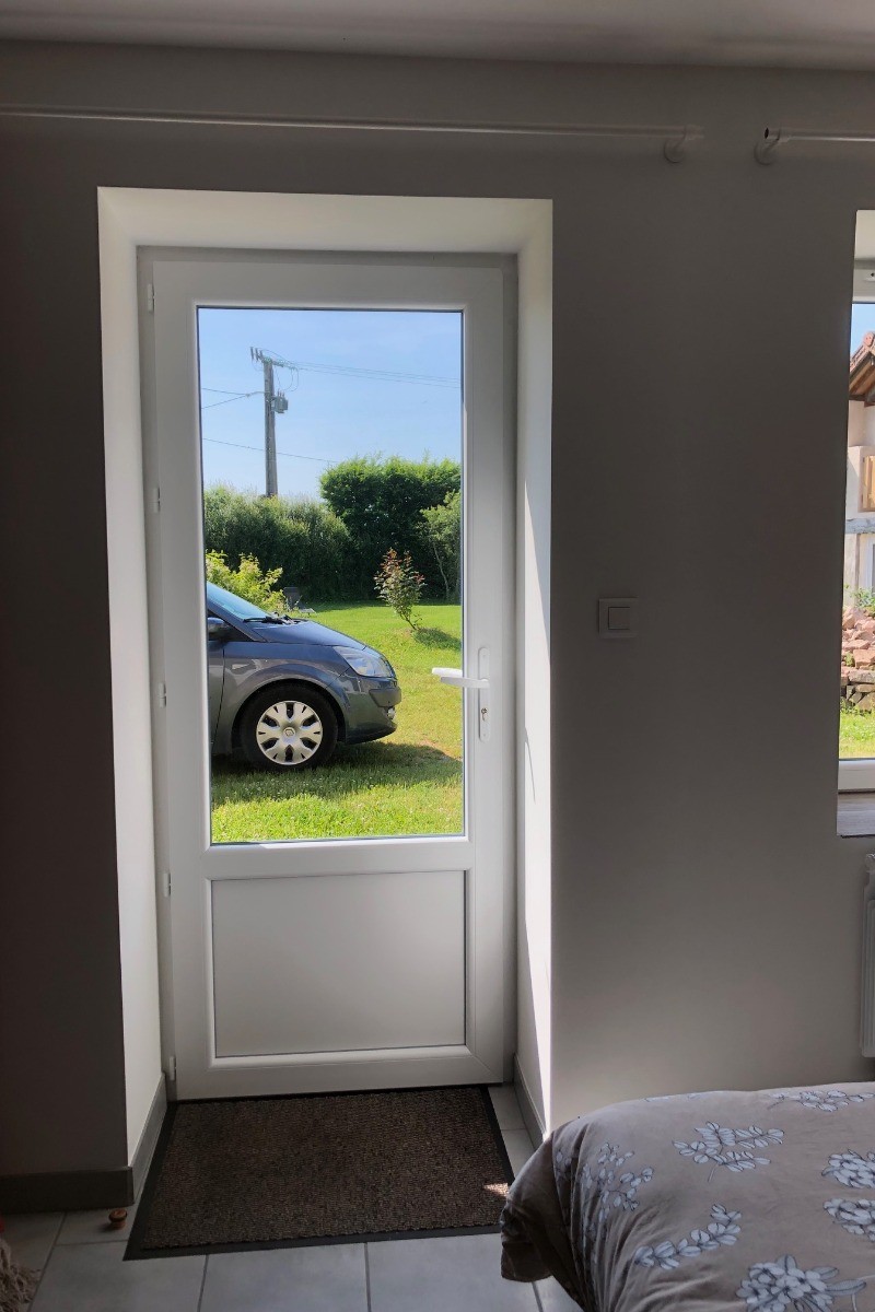 Stationnement devant la porte en rez de chaussée avec accès direct au parc.