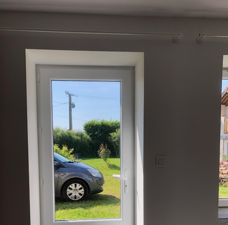 Stationnement devant la porte en rez de chaussée avec accès direct au parc.