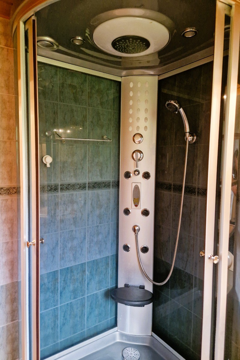 Salle d'eau avec douche multi-jets en rez-de-chaussée - Chalet de montagne au cœur des Vosges - La Bresse
