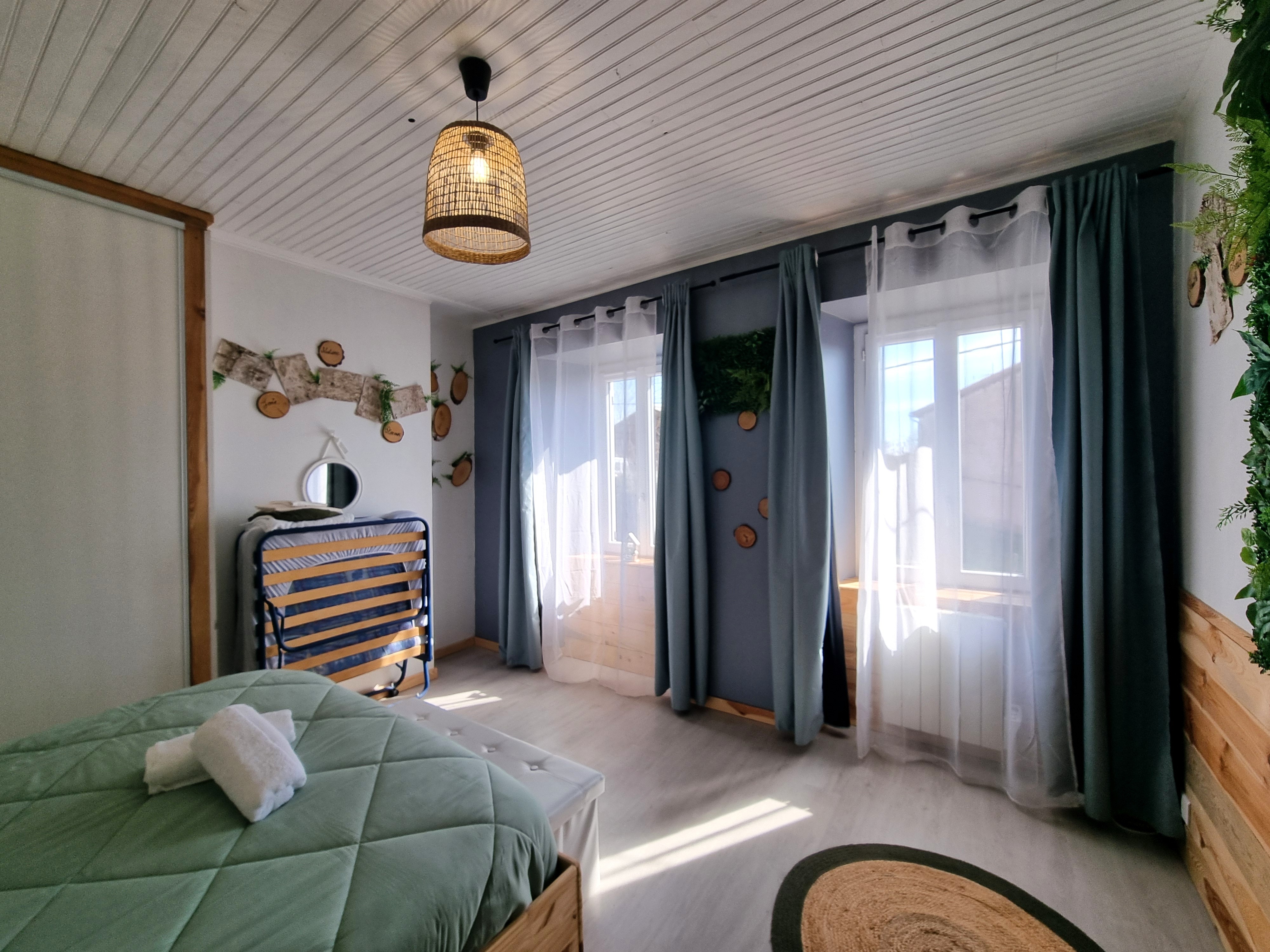 Chambre 3 « Verte » : 1 lit 160 cm × 200 cm (+ 1 lit pliant 1 personne disponible sur demande)