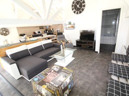 Cuisine ouverte sur salon/ séjour - Gîte Le Hangar 67 à Saulxures-sur-Moselotte – Location atypique proche lac