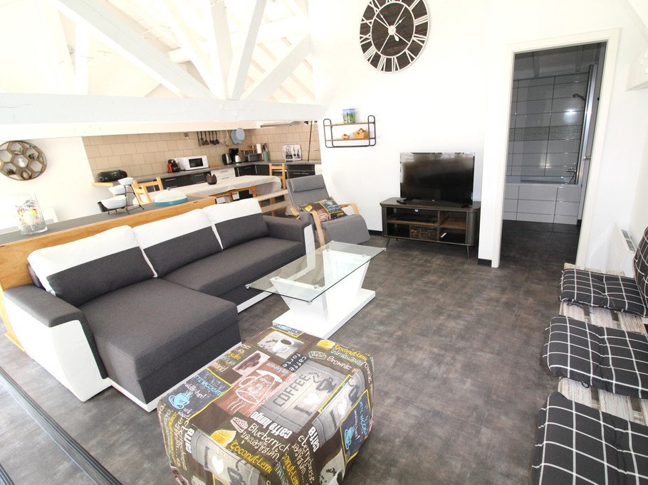 Cuisine ouverte sur salon/ séjour - Gîte Le Hangar 67 à Saulxures-sur-Moselotte – Location atypique proche lac