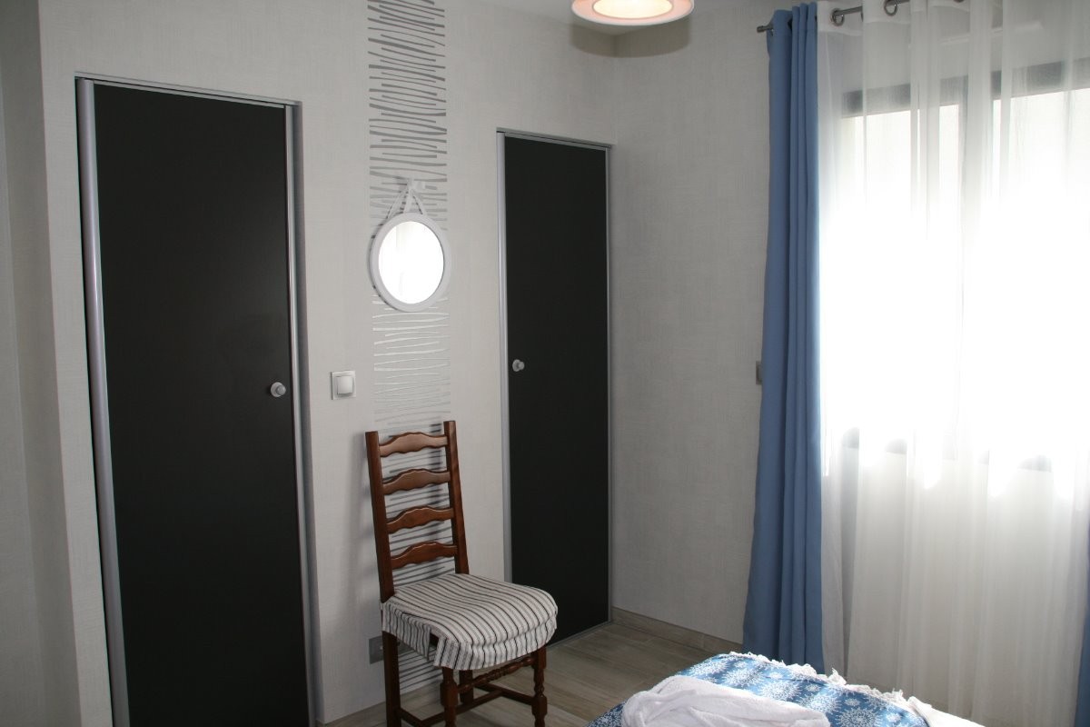 dressing dans la chambre bleue