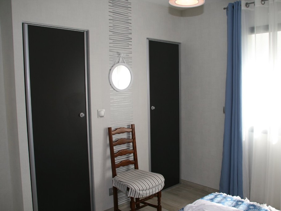 dressing dans la chambre bleue