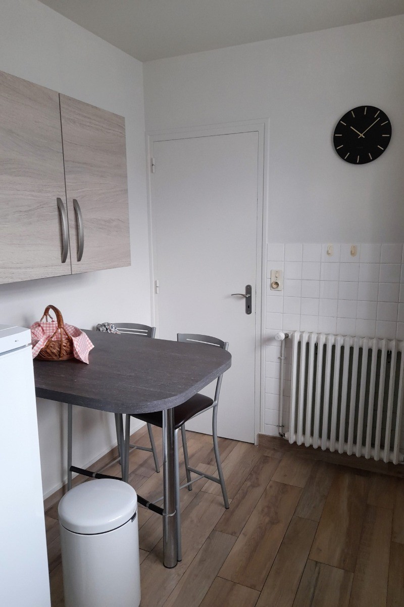 Cuisine indépendante et toute équipée (lave-vaisselle, four, micro-ondes, congélateur, électroménager, etc.). Table avec 2 assises dans la cuisine.