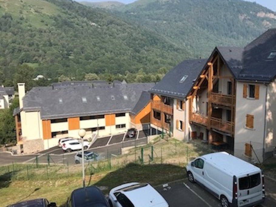 Place de parking face à l'appartement.