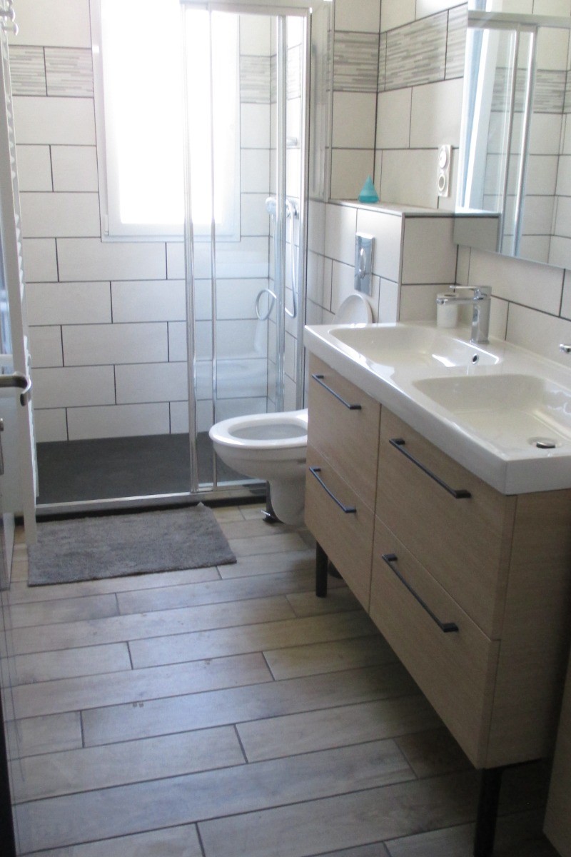 Clévacances, location, Tréveneuc, Padel, salle d'eau - WC de l'étage avec douche, double vasque et WC
