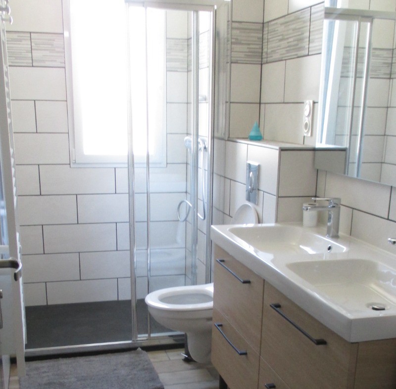 Clévacances, location, Tréveneuc, Padel, salle d'eau - WC de l'étage avec douche, double vasque et WC