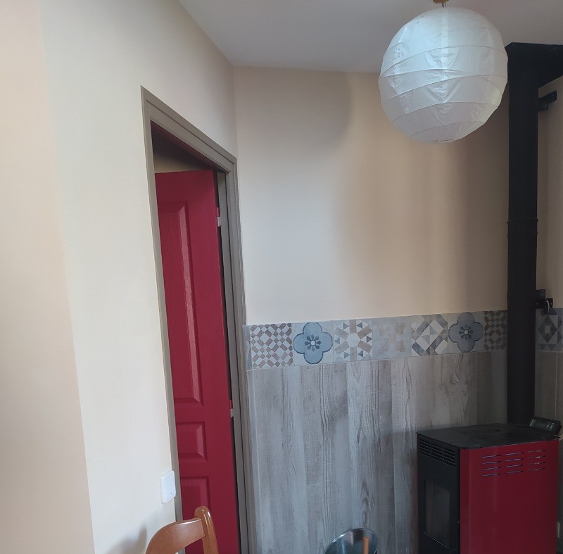 Hall des chambres et poêle à pellet.