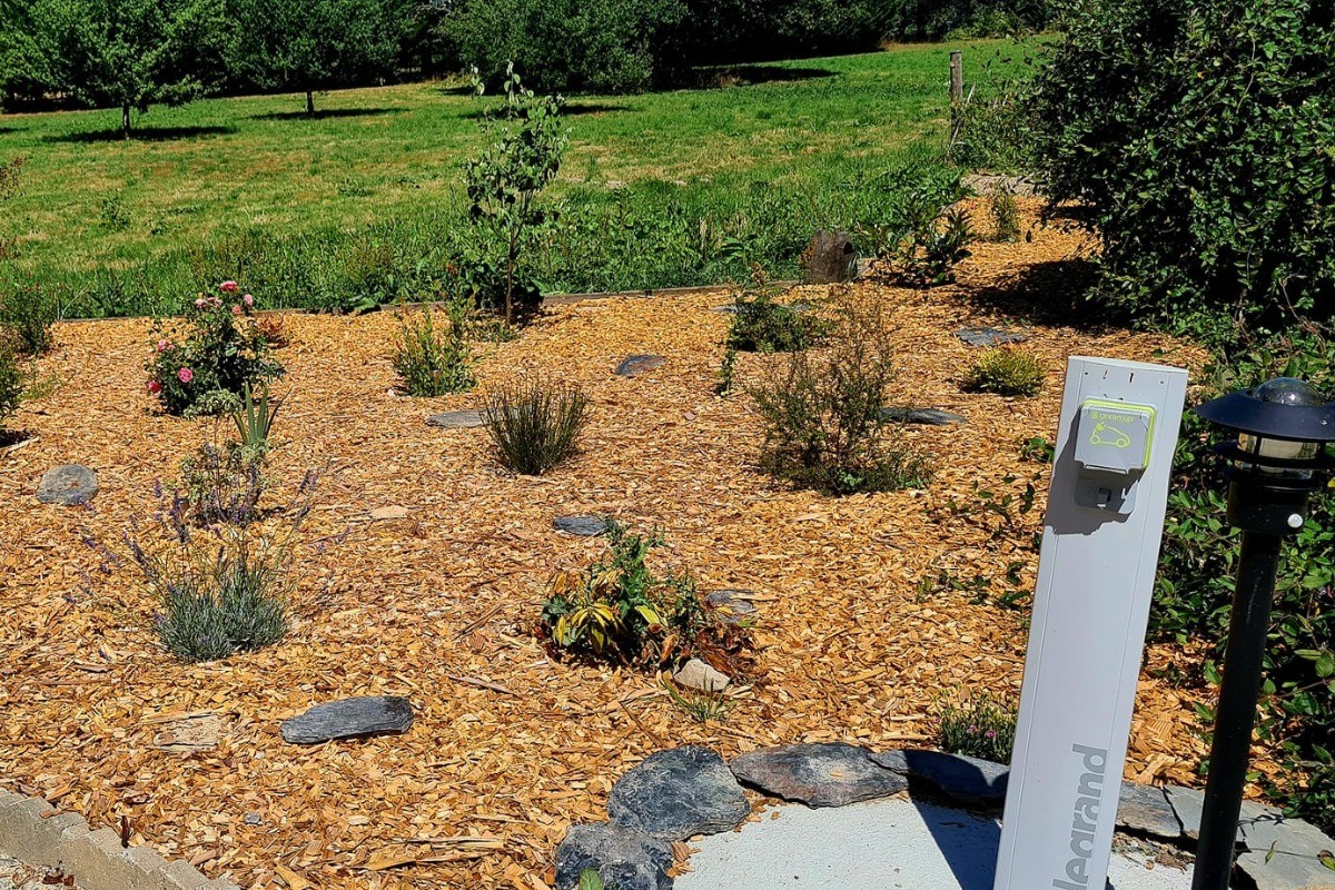 Borne pour la recharge de votre véhicule électrique (commune aux autre voyageurs)