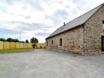 Le gîte, restauré dans un ancien corps de ferme. Terrasse, salon de jardin, transats, barbecue, espace pétanque et pelouse.