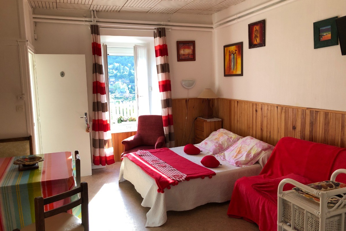 voici un studio aux couleurs de rouge-passion, lit en 140