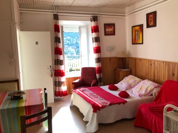 voici un studio aux couleurs de rouge-passion, lit en 140