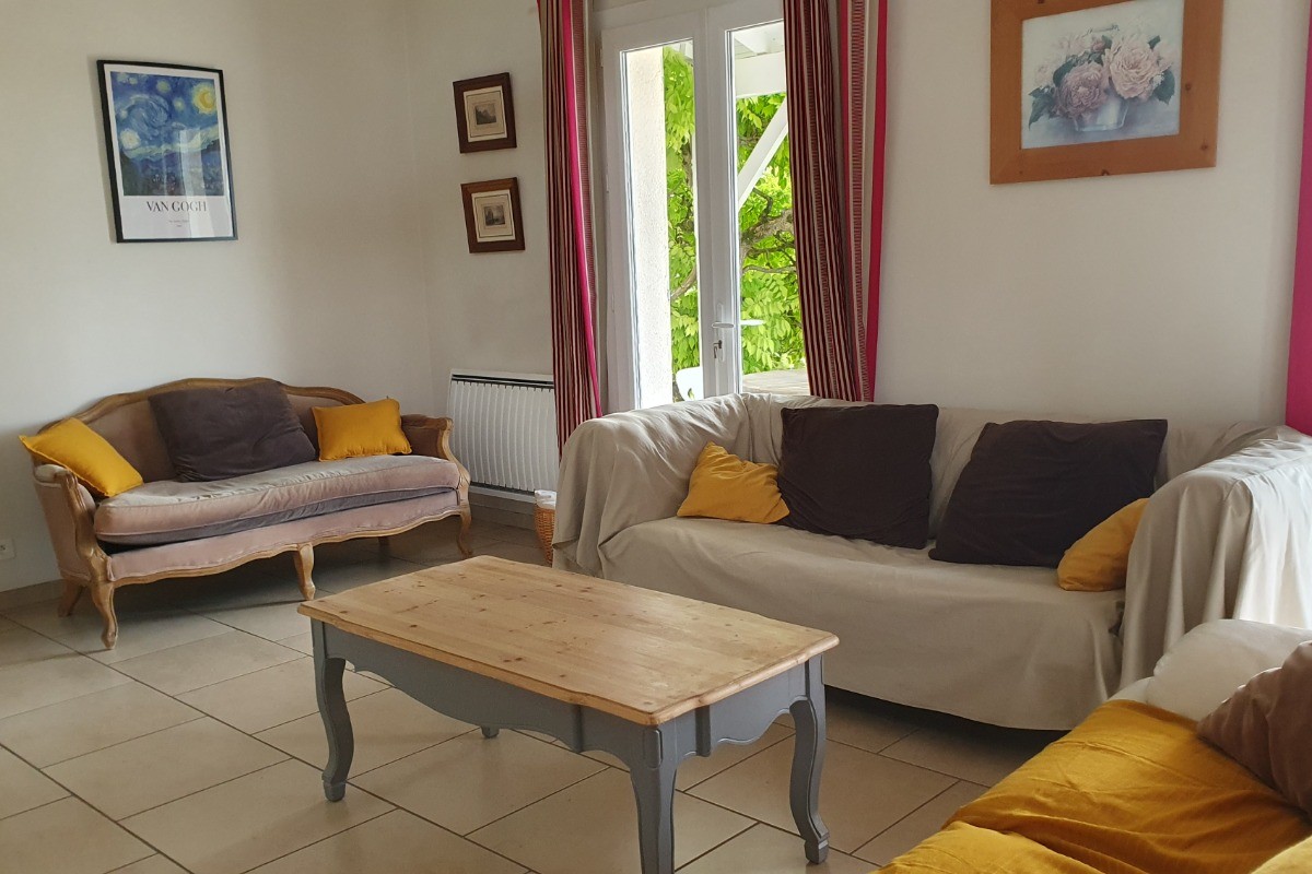 Salon donnant sur la terrasse côté piscine.