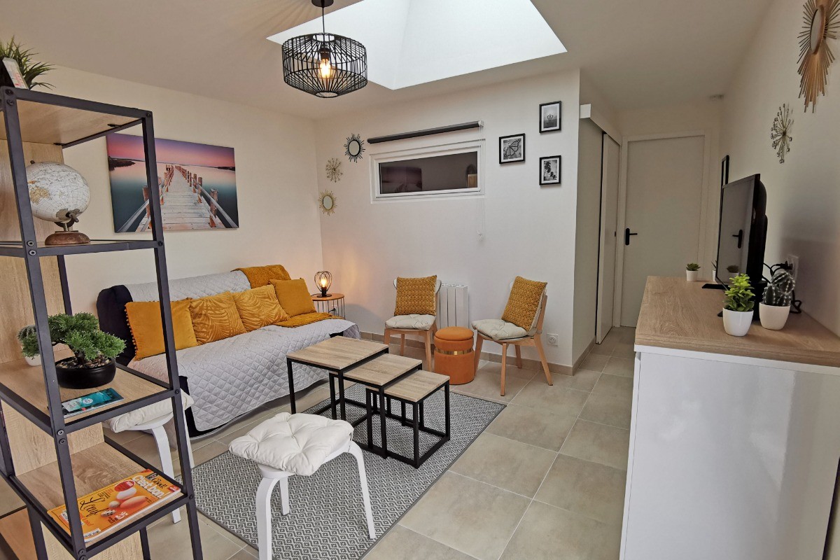 Salon confortable avec TV