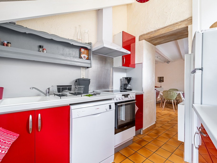 Pièce de vie au RDC avec coin salon et son insert pour d'agréables soirées hivernales au coin du feu, coin repas et coin cuisine. Banquette convertible en couchage confortable pour 2 personnes 160x200 cm)