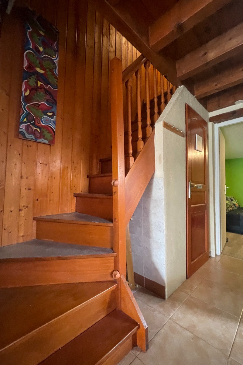 Les escaliers menant à la chambre de l'étage.