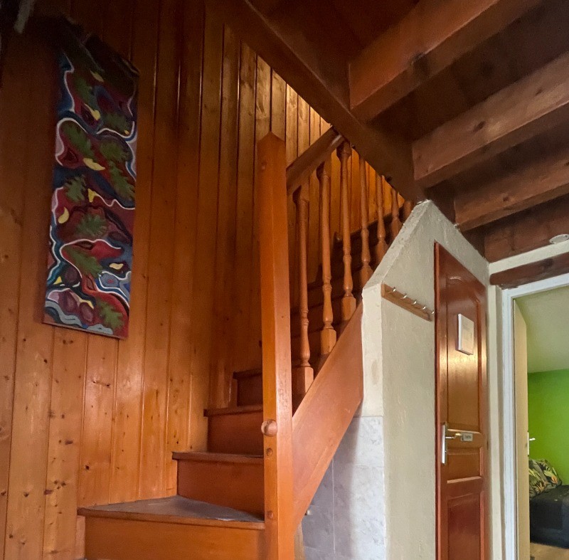 Les escaliers menant à la chambre de l'étage.