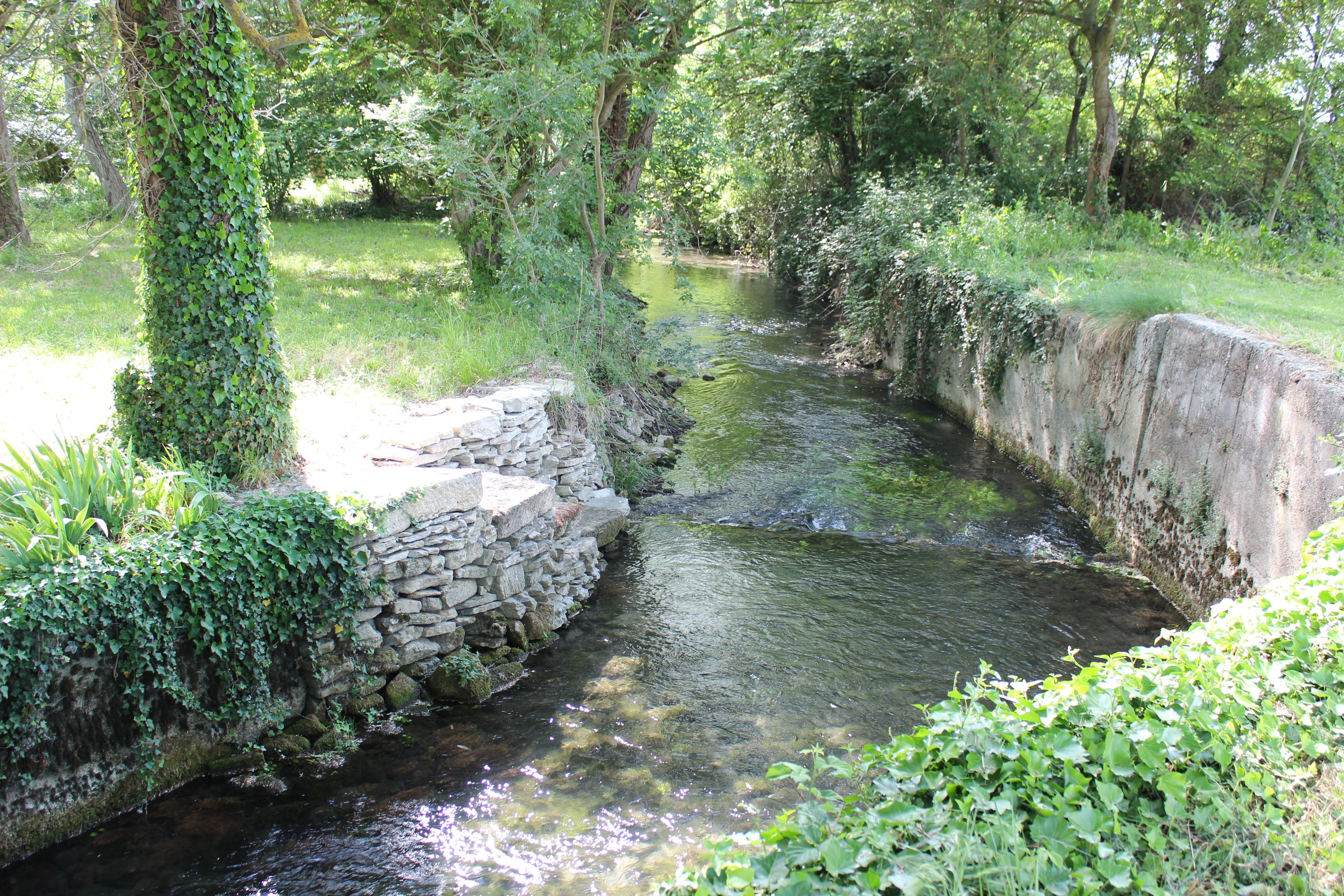 private riverbank 200m from the gîte