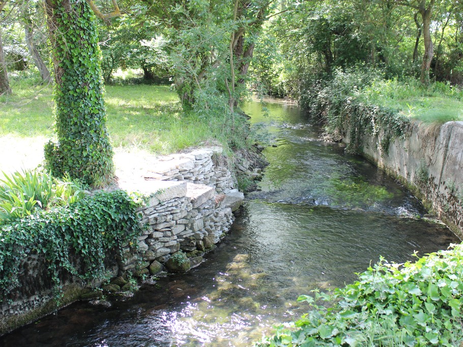 private riverbank 200m from the gîte