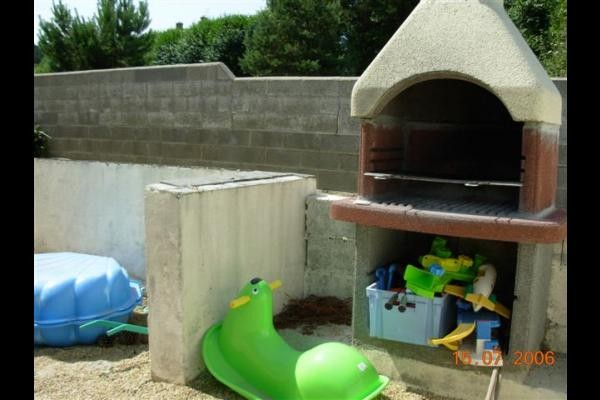 barbecue dans jardin clos