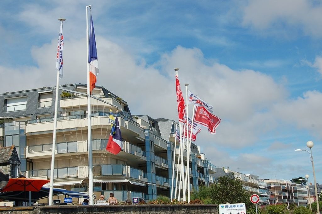 RESIDENCE