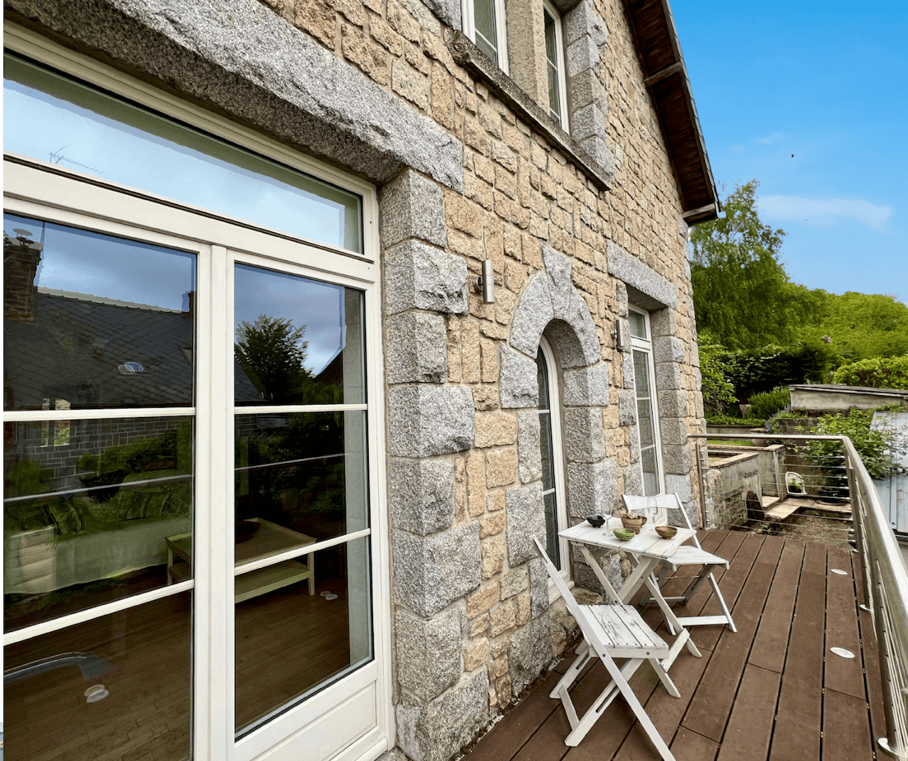 Grand balcon orienté à l'ouest avec vue sur la Rance