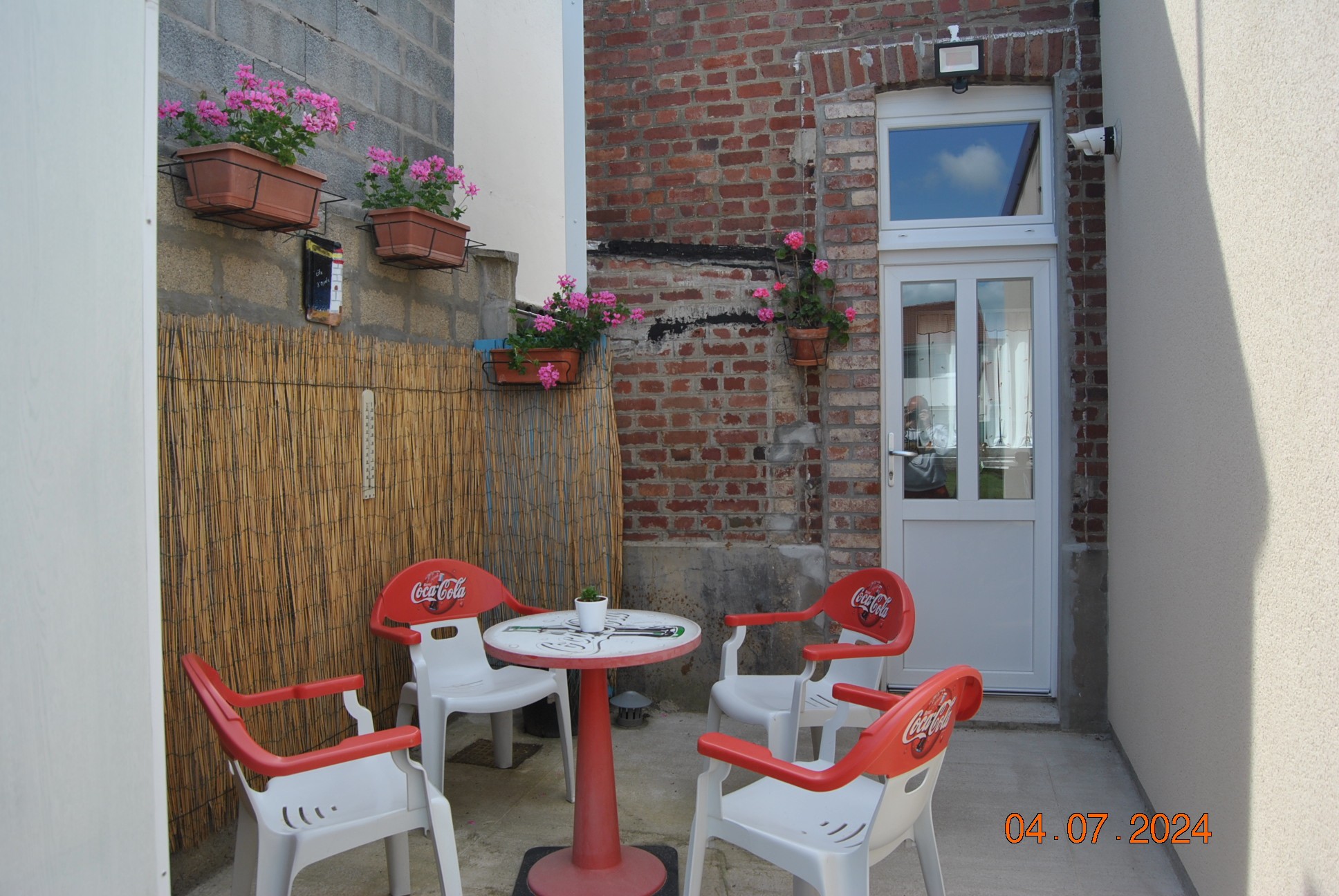 cour intérieur avec son mobilier