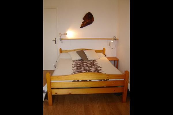 Chambre n°2: Un lit en 140 dans une chambre de 12m²