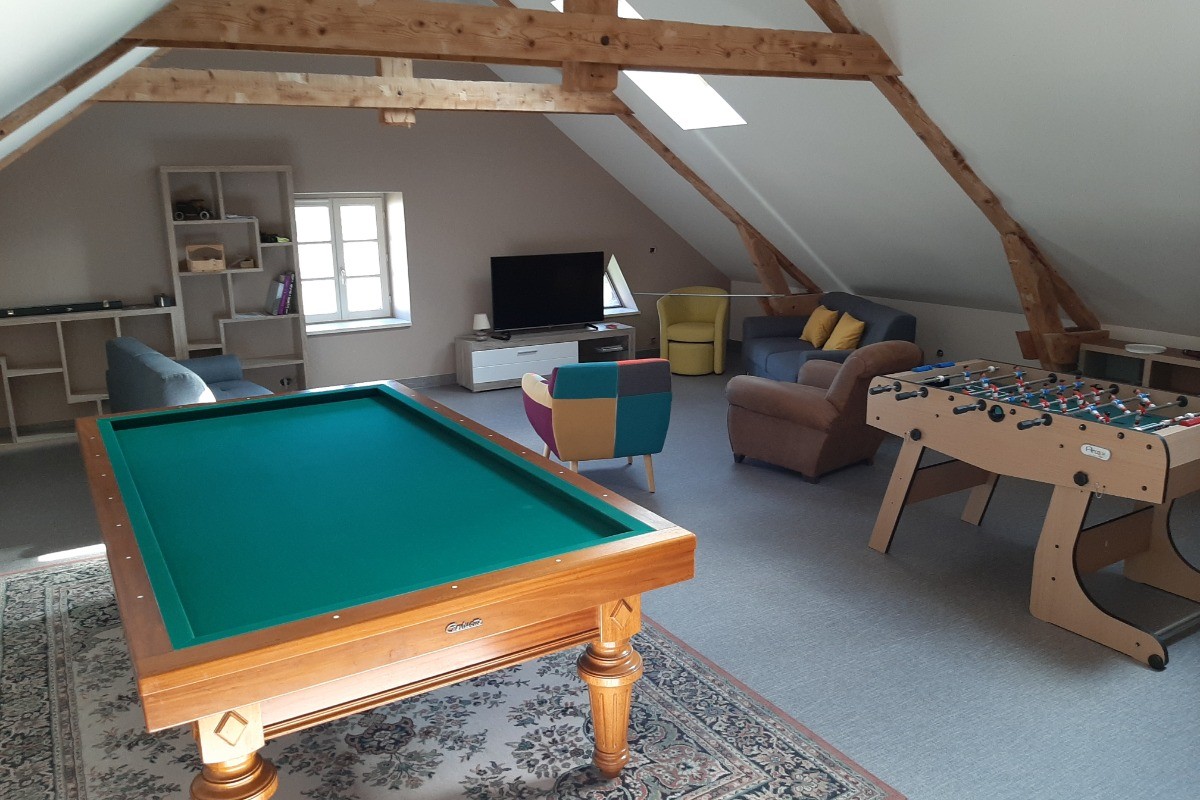billard et baby foot dans la salle de jeux