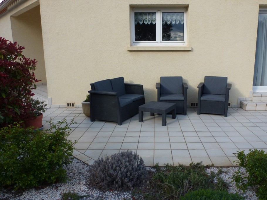 salon de jardin au rez-de-chaussée disponible pour les locataires