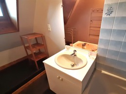 Salle de bains au 1er étage (baignoire + pare-douche), vasque sur meuble, ...