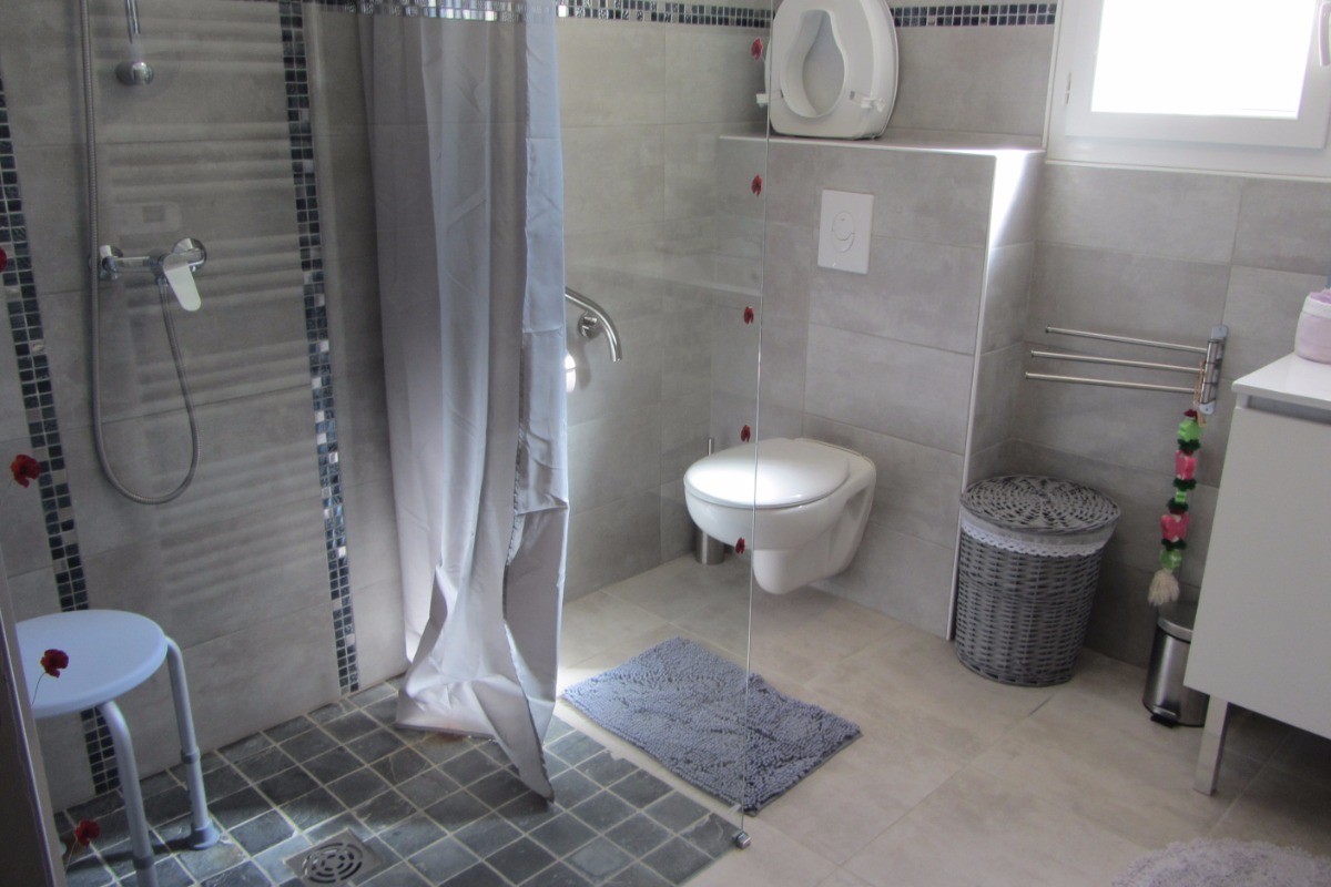 Salle de bain avec douche à l'italienne