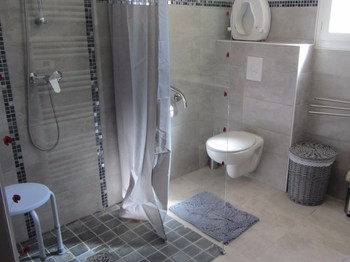 Salle de bain avec douche à l'italienne