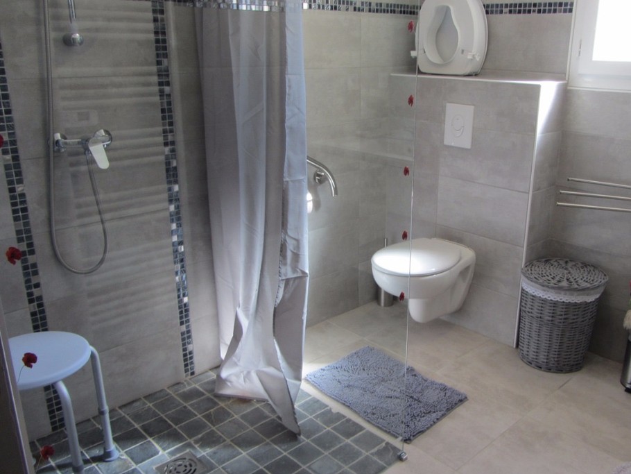 Salle de bain avec douche à l'italienne