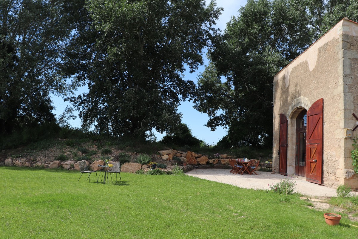 Une belle terrasse entourée d'un amphitéatre en pierre vous accueille pour vos petits déjeuners