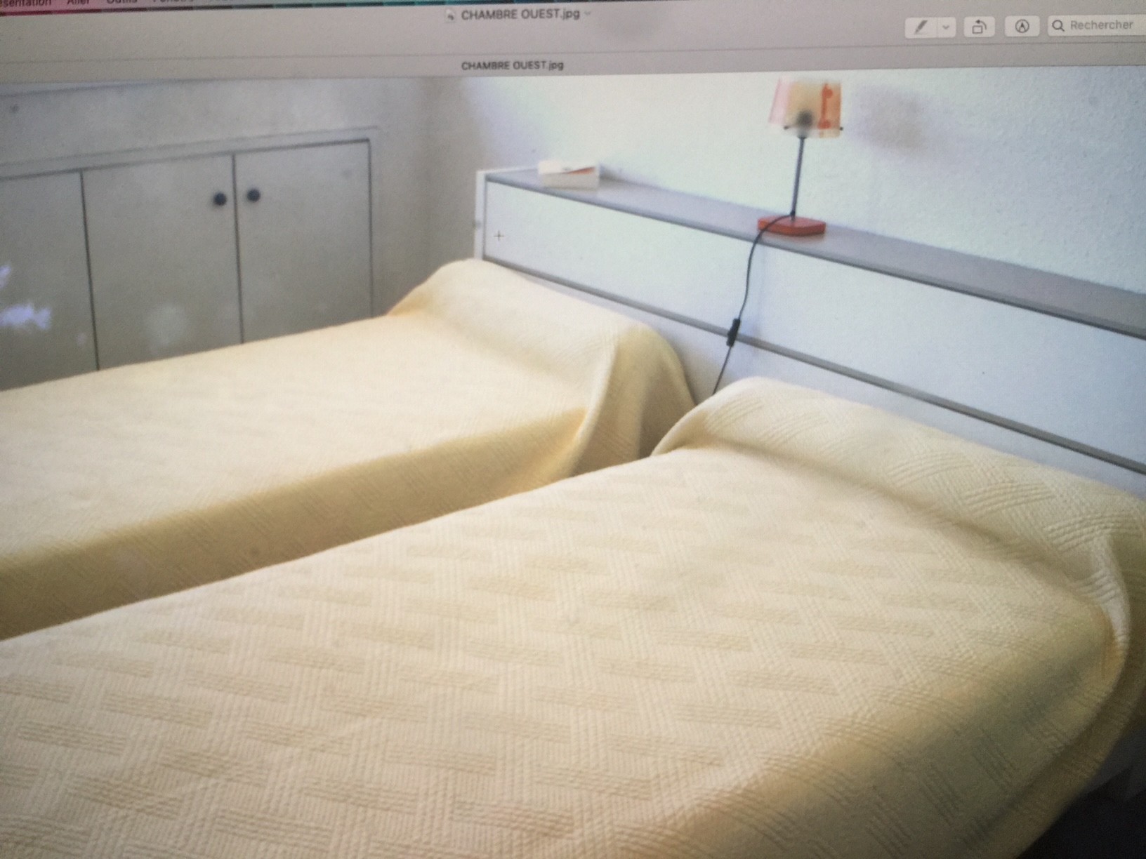 La chambre indépendante avec 2 lits en 90 pouvant être rapprochés, fenêtre donnant sur l'arrière pays Cannois, Grasse .