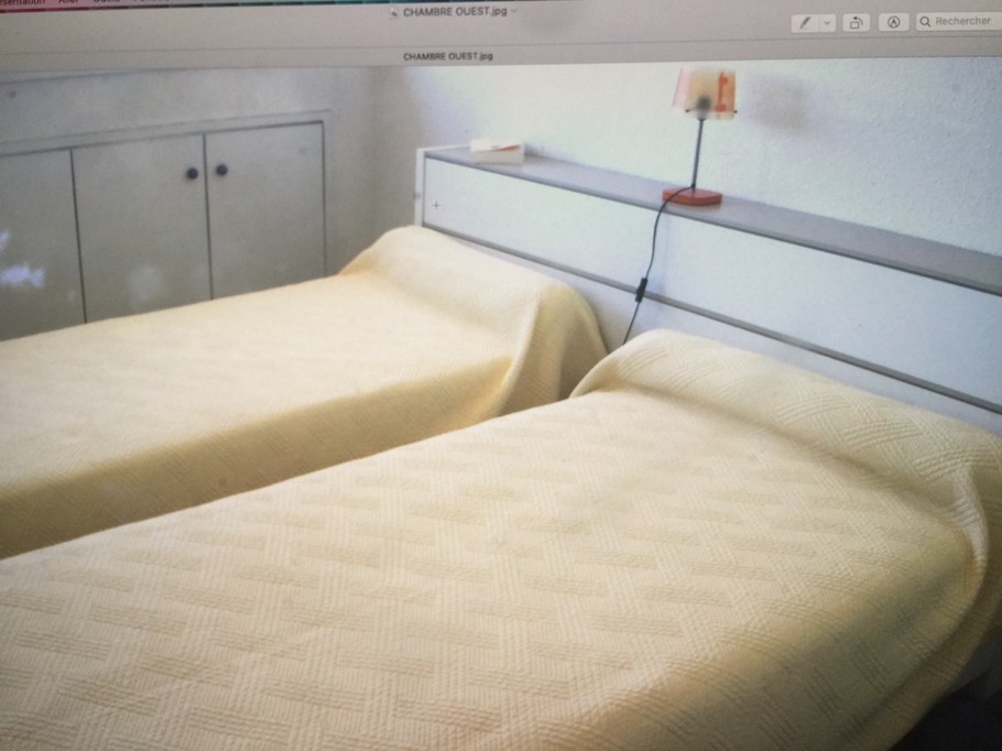 La chambre indépendante avec 2 lits en 90 pouvant être rapprochés, fenêtre donnant sur l'arrière pays Cannois, Grasse .