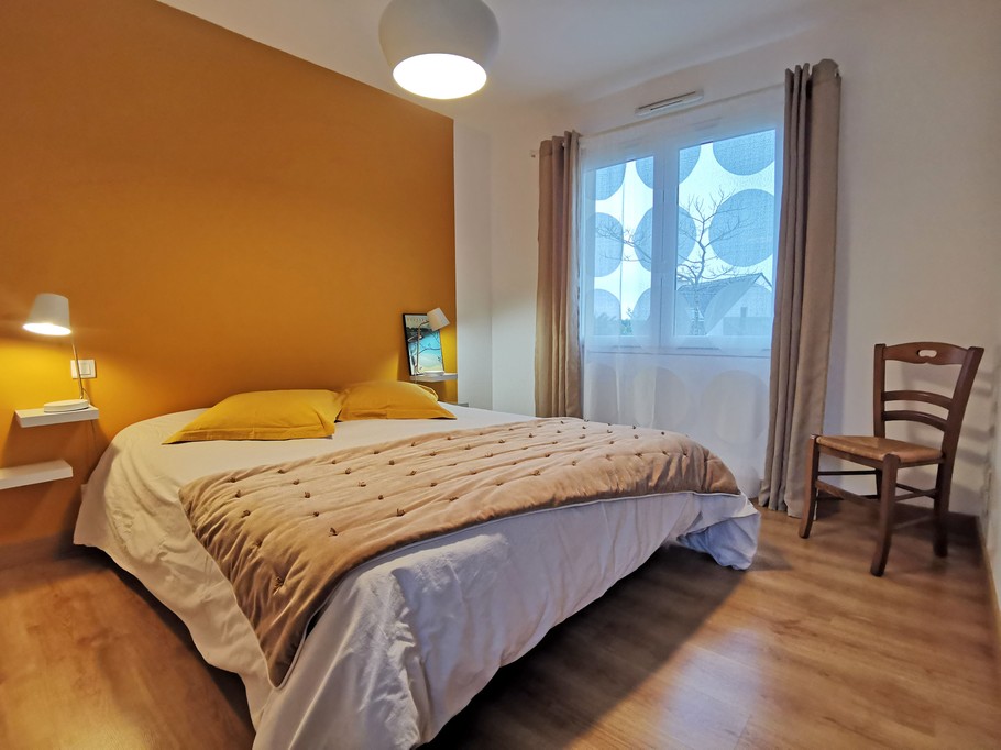 Ground floor: 1 bedroom with 1 x 160cm bed and en-suite shower room