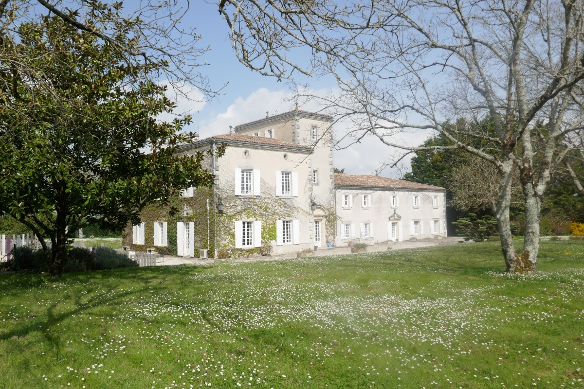 Le parc environnant et Le Clos de Bellevue en Charente maritime