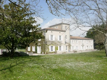 Le parc environnant et Le Clos de Bellevue en Charente maritime