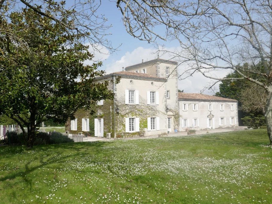 Le parc environnant et Le Clos de Bellevue en Charente maritime