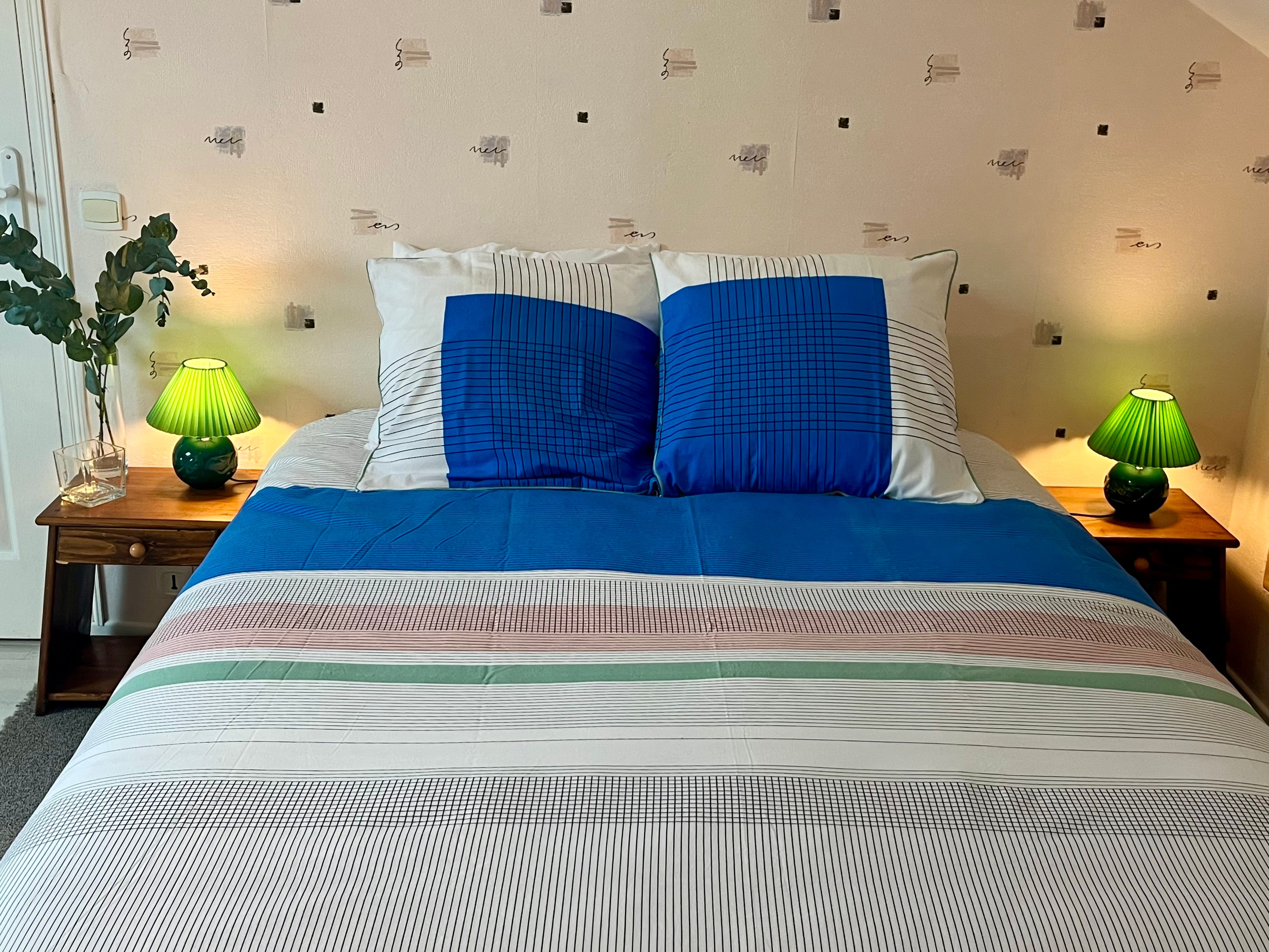 Chambre du fond avec accès à la salle d'eau et WC