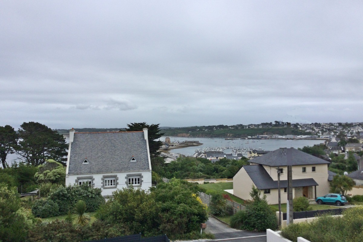 Vue sur le Port de Camaret sur Mer du RDc et de l'étage de la maison