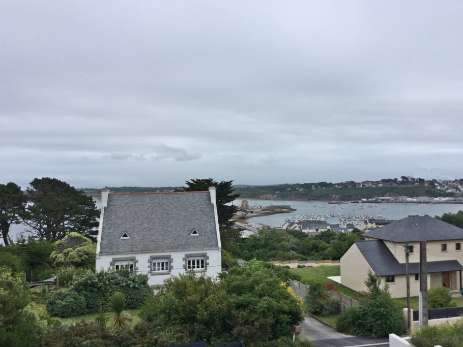 Vue sur le Port de Camaret sur Mer du RDc et de l'étage de la maison