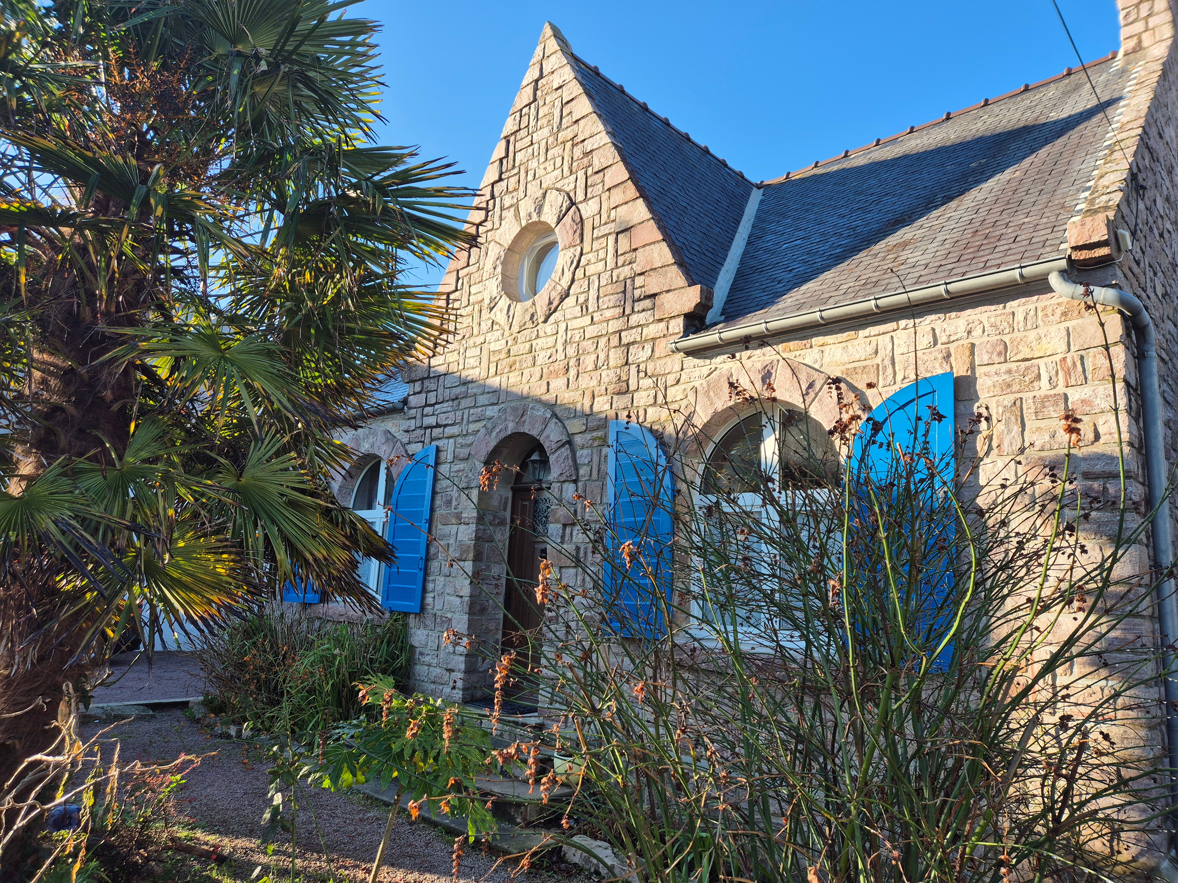 Façade côté rue (totalement fermé)